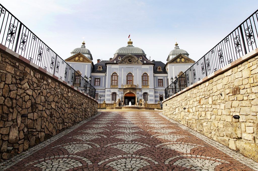 halic castle 1695717 1280 1024x682 - Dni wolne na Słowacji w 2022