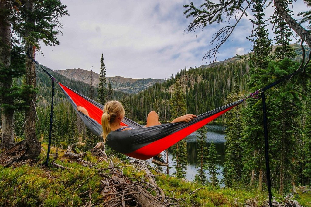 Co zabrać na wakacje w górach? Lista niezbędnych rzeczy hammock 1031363 1920 1024x680 - Co zabrać na wakacje w górach? Lista niezbędnych rzeczy
