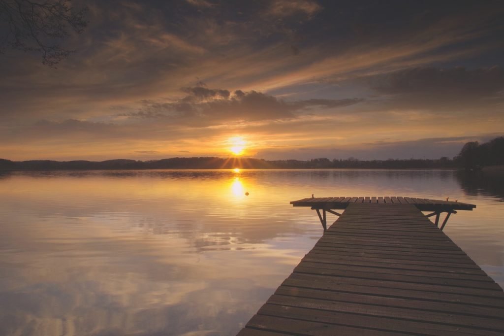 lake 2263858 1280 1024x682 - Wakacje nad jeziorem - na Mazurach, Pomorzu Zachodnim czy w górach?