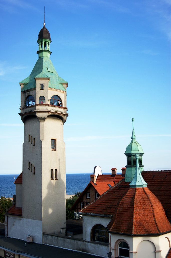 lighthouse gfd707c4c9 1920 682x1024 - Latarnie morskie w Polsce - fascynująca podróż po wybrzeżu Bałtyku