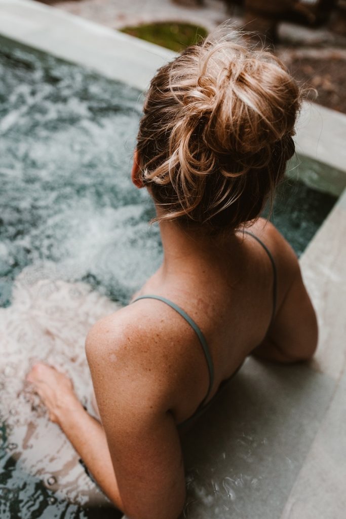 Miejsca dla wielbicieli basenów, saun i term. paje victoria ohhEOp05h4g unsplash 683x1024 - Miejsca dla wielbicieli basenów, saun i term.