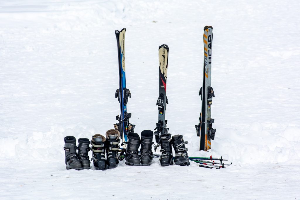 ski 2169625 1920 1024x683 - Jak przygotować się na narty? Praktyczne wskazówki.