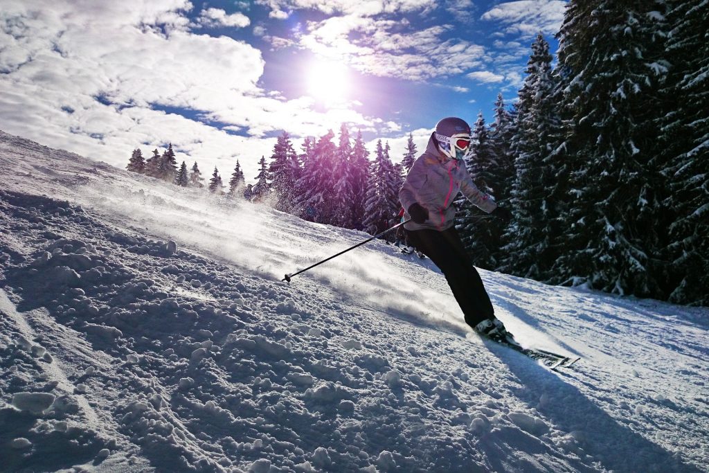 skiing 1723857 1920 1024x683 - Jak przygotować się na narty? Praktyczne wskazówki.