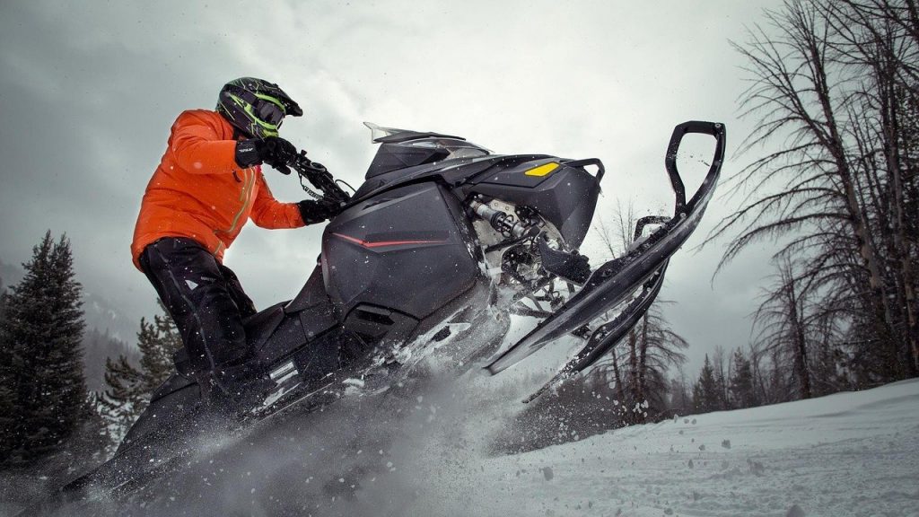 snowmobile g8587eaf09 1280 1024x576 - Kulig zimowy, a może biegówki - atrakcje w górach