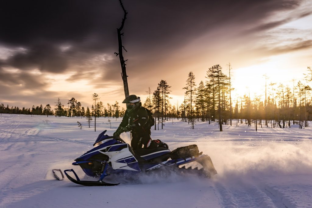 snowmobiles gb5f2706a7 1920 1024x683 - Gdzie na skutery śnieżne - Zakopane, a może Bieszczady?