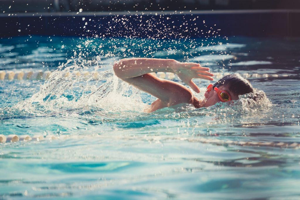 swimming 821622 1920 1024x684 - Ferie 2024 - pomysły na spontaniczną wycieczkę