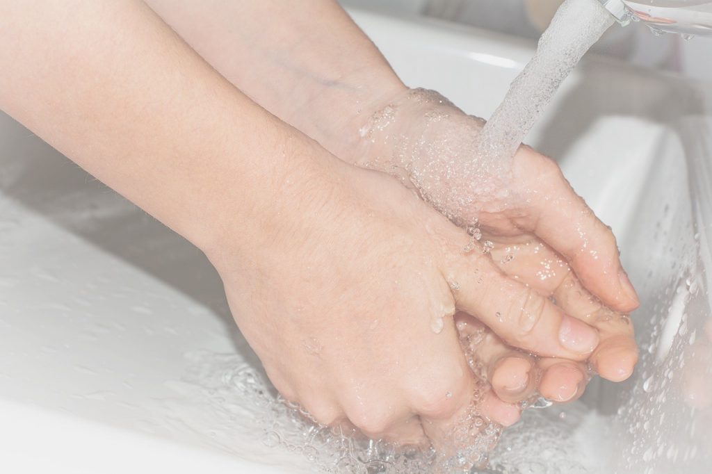 wash hands 5029421 1280 1024x682 - Hotele otwarte - jak działają, kto może korzystać z nich od 12 lutego 2021? [AKTUALIZACJA 16.06.2021]